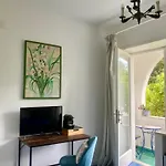 בית הארחה Striano Boutique 4*